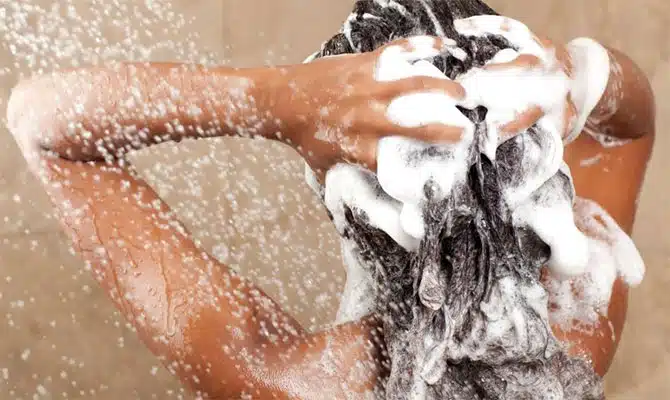 Tipy, jak správně mýt vlasy a pečovat o ně